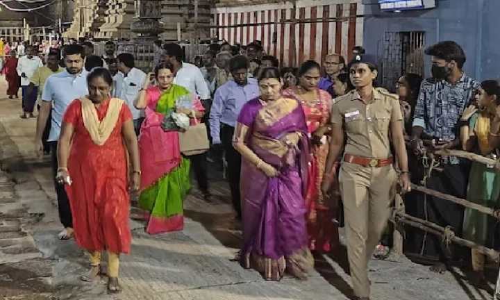 ஆண்டுக்கு ஒருமுறை கிடைக்கும் சிறப்பு தரிசனம்; முதல்வர் மனைவி வருகை தந்த கோவில்..!