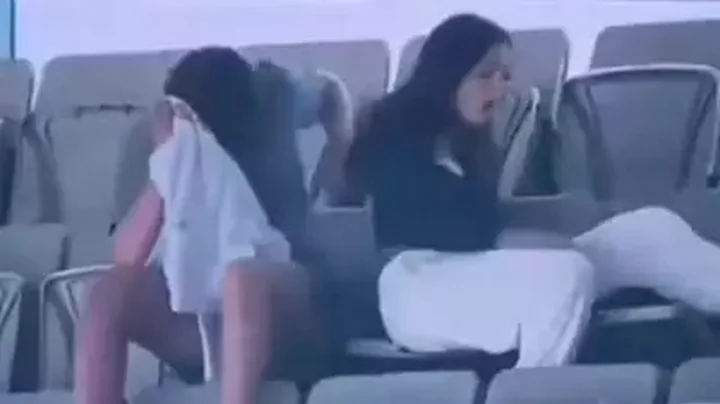 கிரிக்கெட் போட்டிக்கு நடுவே ஓரமாக ஒதுங்கி ரொமான்ஸ் செய்த காதல் ஜோடி… கேமரா மேன் செய்த குறும்பு!