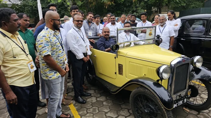 பழங்கால கார் கண்காட்சி..! வியப்புடன் கண்டு ரசித்த மக்கள்..!!