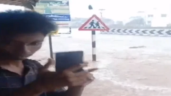 பொள்ளாச்சியில் ஒரு மணி நேரம் கனமழை.. சாலையில் காட்டாற்று வெள்ளம்..!