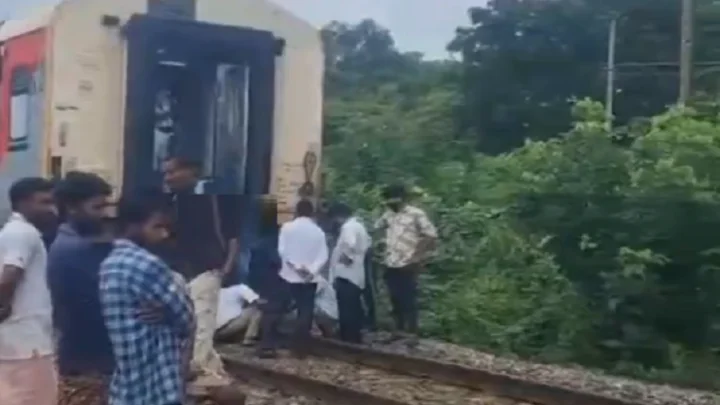 வேகமாக சென்ற எக்ஸ்பிரஸ்.. திடீரென கழண்ட எஞ்சின்.. பயணிகள் மத்தியில் அதிர்ச்சி..!