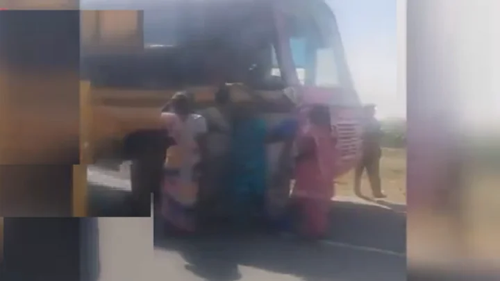 நிற்காமல் சென்ற அரசு பேருந்து.. வழிமறித்து ஓட்டுனர், நடத்துனருக்கு எச்சரிக்கை விடுத்த பெண்கள்..!