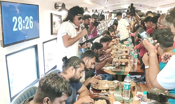 இரயில் பெட்டி உணவகத்தில் நடைபெற்ற பிரியாணி சாப்பிடும் போட்டி!