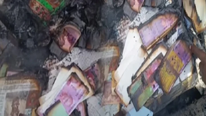 சாலையில் தீப்பிடித்து எரிந்த காரில் கட்டுக்கட்டாக ரூ.2000 நோட்டுகள்.. சினிமா தயாரிப்பாளரா?