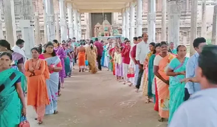 திருவாரூர் தியாகராஜ சுவாமி கோயிலில் பாத தரிசனம் நிகழ்ச்சி: குவிந்த பக்தர்கள் கூட்டம்..!