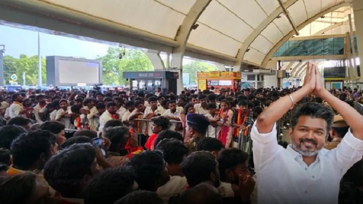 14 வருடங்கள் கழித்து மதுரையில் கால் வைக்கும் விஜய்! விமான நிலையத்தில் குவிந்தது கூட்டம்!