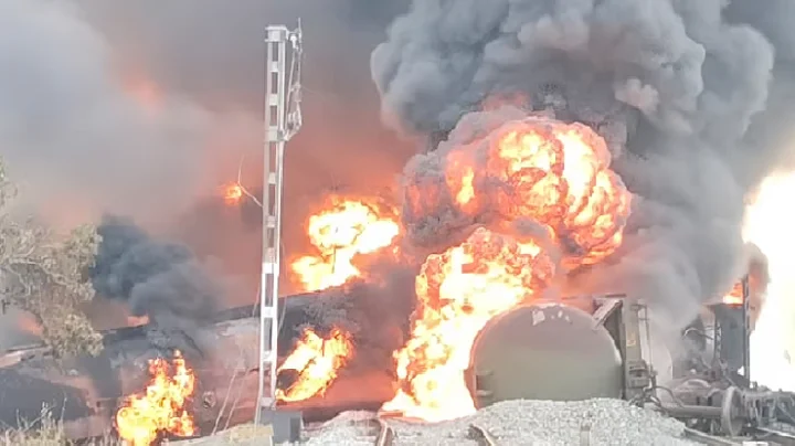 திருவள்ளூர் அருகே டேங்கர் ரயில் தீ விபத்து.. கொளுந்துவிட்டு எரியும் நெருப்பு.. சென்னை ரயில்கள் ரத்து..!