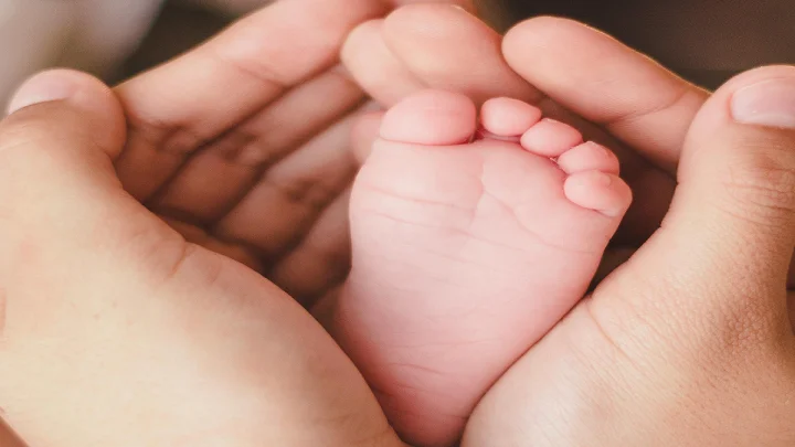 माणुसकीची साक्ष! पुण्यात भररस्त्यात साड्यांचा आडोसा अन् डॉक्टरांच्या मदतीने महिलेची प्रसूती