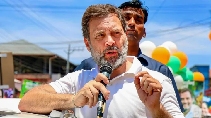 पुण्यात राहुल गांधींना एका तरुणीने अचानक गालावर किस केले; व्हिडिओ व्हायरल!
