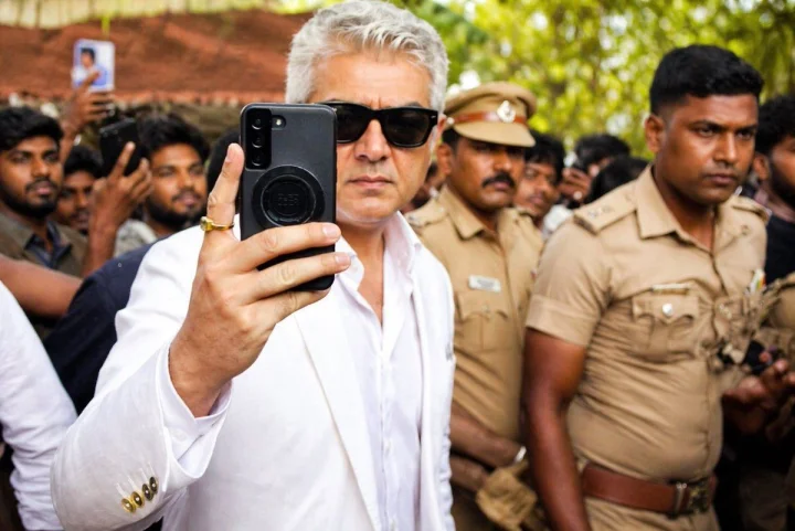 ஓட்டு போட வந்த அஜித் கையில் செல்போன்!.. என்ன விலை தெரியுமா?!..