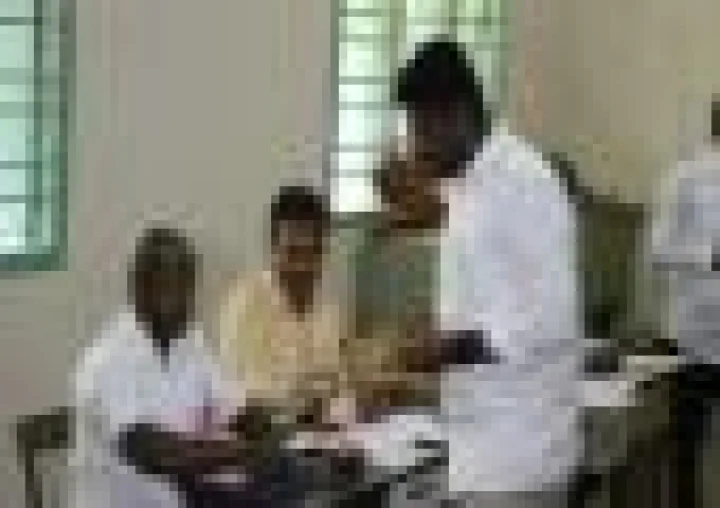 ஓட்டு போட வரும்போது காக்கி பேண்ட், வெள்ளை சட்டையுடன் வந்த அண்ணாமலை.. ஏதேனும் குறியீடா?