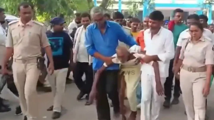 34 ஆண்டுக்கு முந்தைய கொலை வழக்கு.. 84 வயது முதியவருக்கு சிறை தண்டனை.. கைத்தாங்கலாக அழைத்து சென்ற காட்சி...