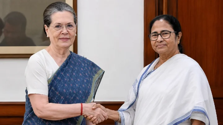 காங்கிரஸ் உடன் இணைகிறதா திரிணாமுல் காங்கிரஸ்? சோனியா காந்தியுடன் மம்தா ஆலோசனை?