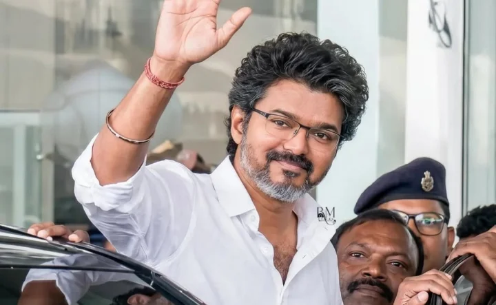 மூகாம்பிகை கோவிலில் சாமி தரிசனம்!.. ஒரு கிலோ வெள்ளி வாளை பரிசளித்த விஜய்!...