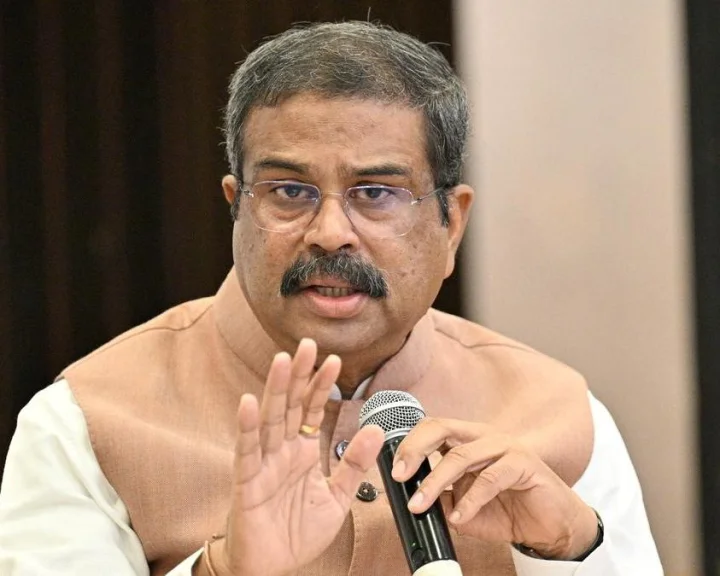 டெல்லியில் வலுக்கும் போராட்டம்!.. ராஜினாமா செய்கிறாரா தர்மேந்திர பிரதான்!...