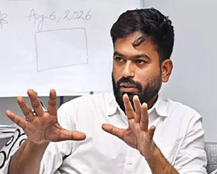 ஒரே ஒரு நாள் அமைச்சர்கள் தங்கள் குழந்தைகளை கிராமப்புற பள்ளிக்கு அனுப்பி பாருங்கள்: கரப்பான்பூச்சி ஜனதா கட்சி
