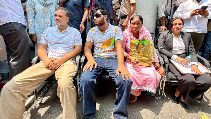 டெல்லி காவல்நிலையம் முன் திடீர் தர்ணா போராட்டம்.. இடத்தை விட்டு ஒரு இன்ச் கூட நகர மாட்டேன்... ராகுல் காந்தி