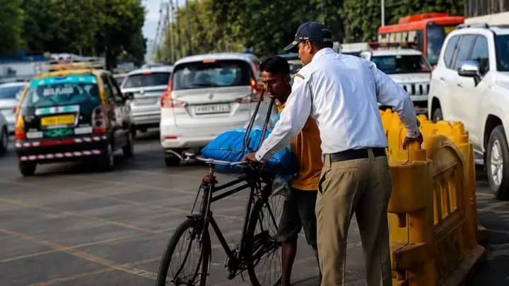 விஐபி வருகைக்காக சைக்கிளில் சென்றவர் தள்ளிவிடப்பட்ட சம்பவம்.. கொந்தளித்த நெட்டிசன்கள்..