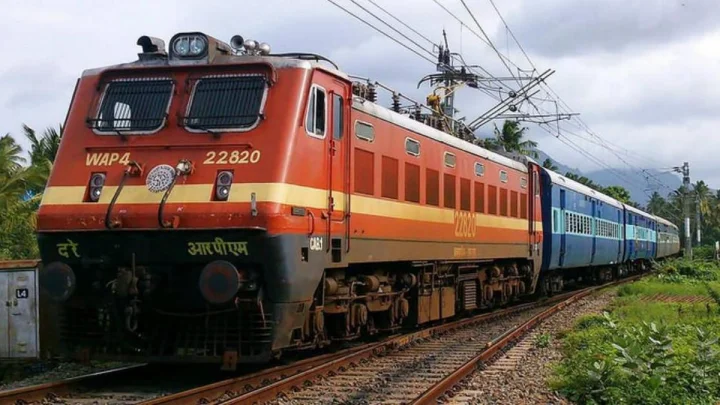 தீபாவளி பண்டிகை எதிரொலி!.. ரயில் முன்பதிவு நாளை துவக்கம்..
