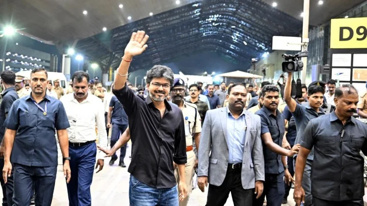 லண்டன் பயணம்!.. விஜயுடன் யாரெல்லாம் போயிருக்காங்க!.. வாங்க பார்ப்போம்!..