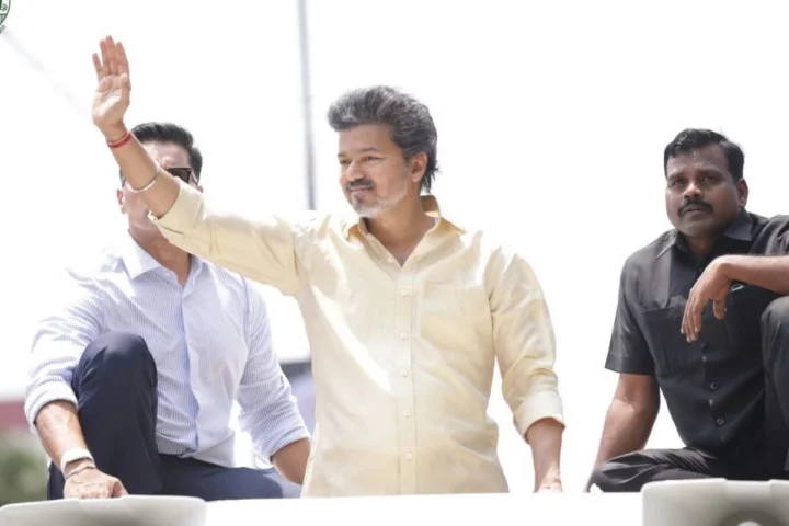 பி.டி.ஆர் பழனிவேல் தியாகராஜன் தாயாரிடம் காலில் விழுந்து ஆசி பெற்ற விஜய்!...