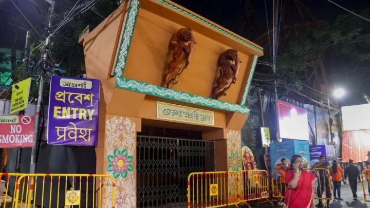 துர்கா பூஜை பந்தலில் ஏற்பட்ட திடீர் கூட்ட நெரிச.. இடிபாடுகளில் சிக்கி 19 பேர் பரிதாப பலி...