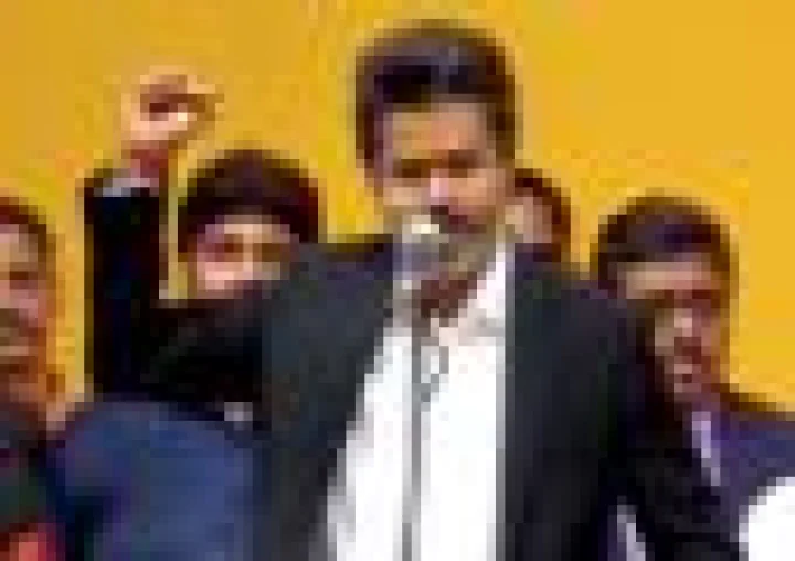 மாணவர்களுக்கு இலவசம்!. விஜய் அலுவலகத்தில் கல்வி உபகரணங்கள்!.. அதிரடி அறிவிப்பு...