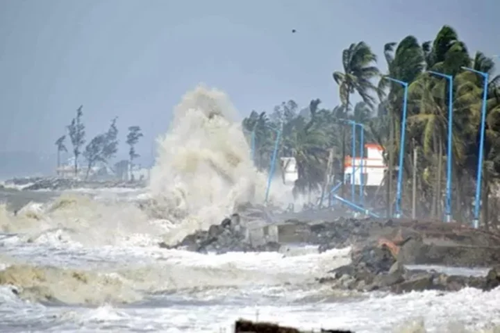 உருவானது அர்னாப் புயல்... கடற்கரை பகுதிகளில் கடும் கடல் சீற்றம்! கடலுக்குச் செல்லாத மீனவர்கள் உருவானது அர்னாப் புயல்... கடற்கரை பகுதிகளில் கடும் கடல் சீற்றம்! கடலுக்குச் செல்லாத மீனவர்கள்