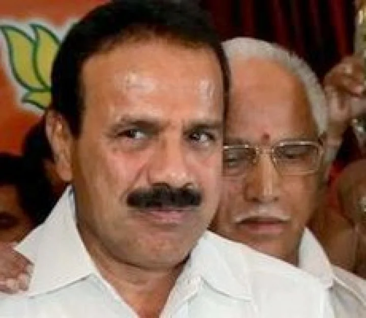 యూపీఏ రైల్వే ప్రాజెక్టులు 99.. ఒకటి పూర్తి.. అవినీతి కంపు!
