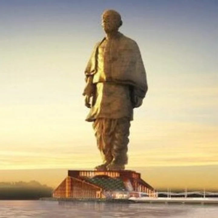 ఒక్క విగ్రహానికి 200 కోట్లు... కోట్లాది మహిళా రక్షణకు 150 కోట్లా?