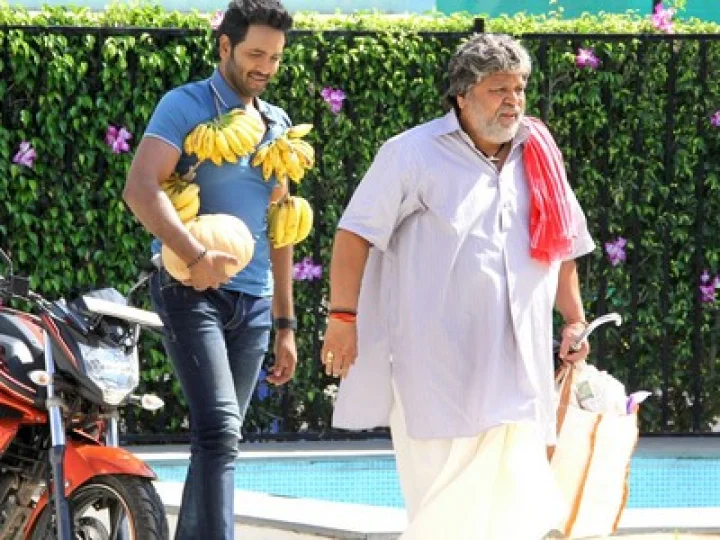 అసలు తెలుగు సినిమా ఎలా ఉండాలో అదే 'ఎర్రబస్సు'... రివ్యూ రిపోర్ట్