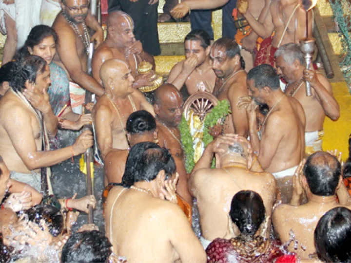 వైభవంగా ద్వాదశి చక్రస్నానం