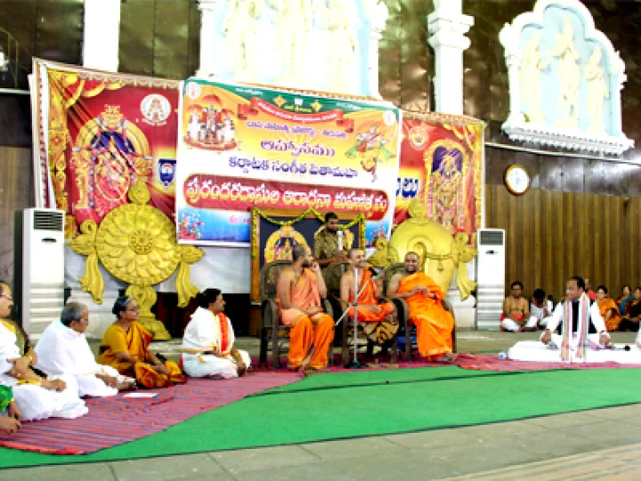ఇద్దరూ ఇద్దరే.. వెంకన్న భక్తులే... : జేఈవో శ్రీనివాస రాజు