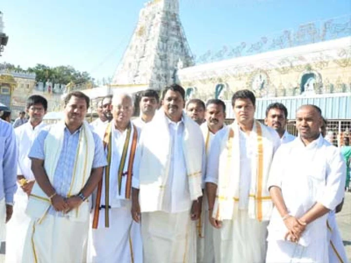 రాష్ట్రాన్ని ప్రగతి పథంలె నడిపించు. నాకు పార్టీ ప్రాధాన్యత కల్పించు.. శ్రీవారి సేవలో పయ్యావుల