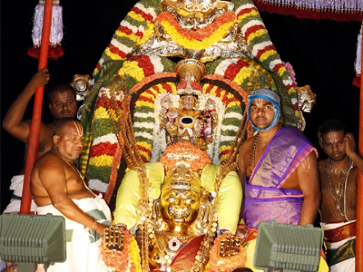 వైభవంగా గరుడ సేవ.. క్రిక్కిరిసిన జనం