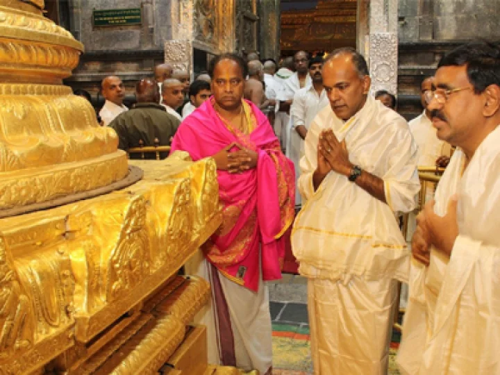 శ్రీవారిని దర్శించుకున్న సింగపూర్ మంత్రి