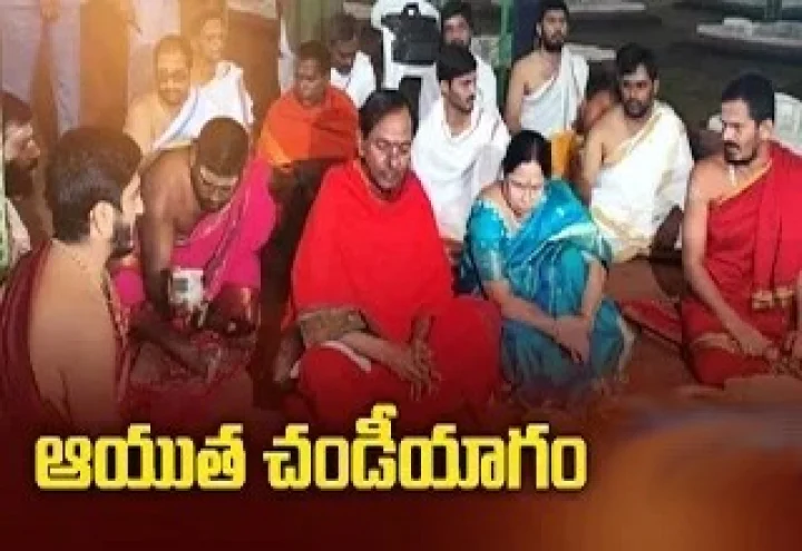 ఎర్రవల్లిలో ఆధ్యాత్మిక సందడి.. కేసీఆర్‌కు భారతితీర్థస్వామి ఆశీస్సులు