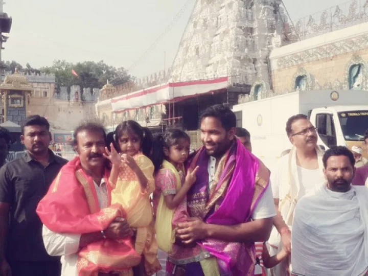 45 నిమిషాల్లో తిరుమల శ్రీవారి దర్శనం... శ్రీవారిని దర్శించుకున్న కలెక్షన్‌ కింగ్‌ మోహన్‌ బాబు