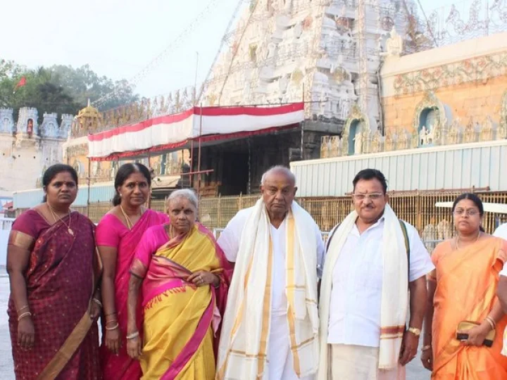 తిరుమలలో పెరిగిన రద్దీ... శ్రీవారి సేవలో మాజీ ప్రధాని దేవగౌడ