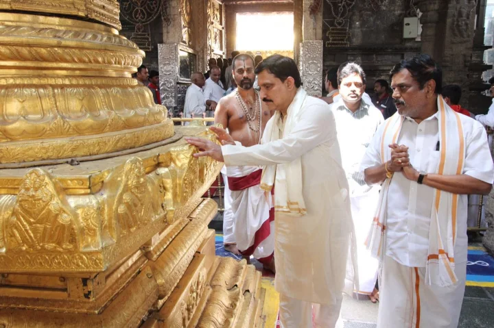 తిరుమలలో భారీగా పెరిగిన భక్తుల రద్దీ... శ్రీవారి సేవలో సుజనా చౌదరి