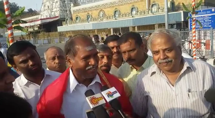తిరుమలలో కనిపించని భక్తులు.... తిరుమల శ్రీవారి సేవలో పుదుచ్చేరి సిఎం