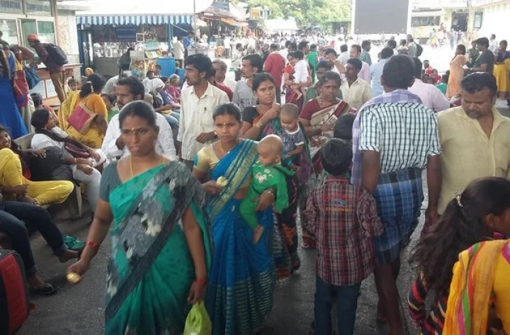 తిరుమలలో కొండంత జనం... భారీగా పెరిగిన భక్తుల రద్దీ