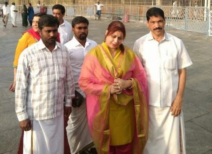 తిరుమల శ్రీవారి సేవలో ప్రముఖులు... రాజ్‌తరుణ్‌కు వాంతులే వాంతులు