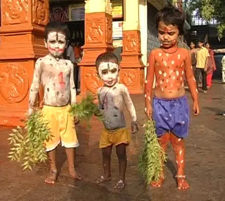 బండవేషంతో తిరుపతి గంగమ్మకు మ్రొక్కులు
