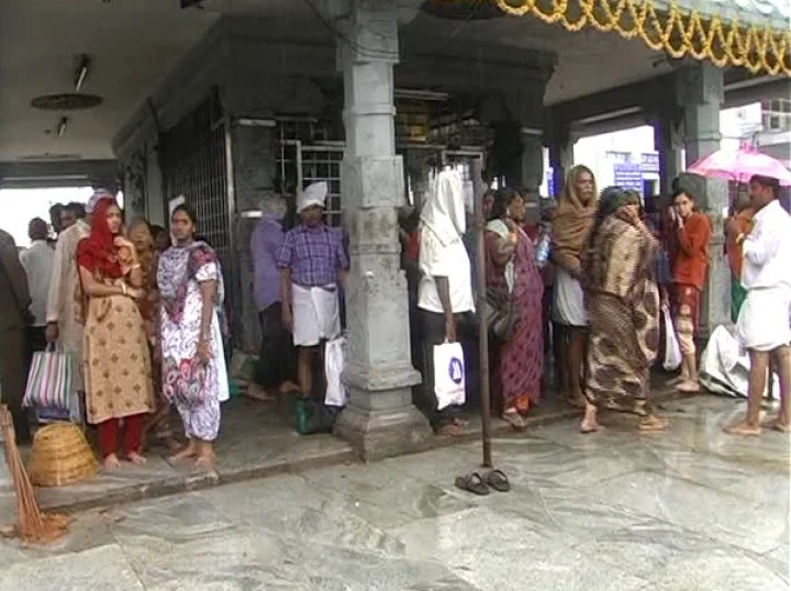 తిరుమలలో కుండపోత వర్షం.. వర్షంలో తడుస్తూ భక్తుల నరకయాతన