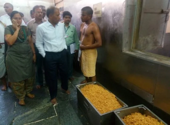 బూందీ పోటు కేంద్రంలో ఈఓ సాంబశివరావు ఆకస్మిక తనిఖీలు