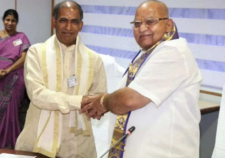 తితిదే ఛైర్మన్‌, ఈఓల ఆత్మీయ కరచాలనం.. ఎందుకు?