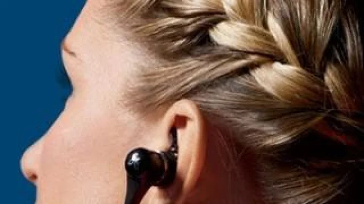 कानात हेडफोन लावून चालणे तरुणीला महागात पडले