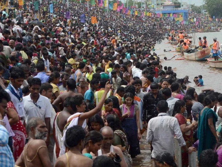 తొలిరోజు కృష్ణా పుష్క‌రాల్లో 5 ల‌క్ష‌ల మంది పుణ్య స్నానాలు... 33 మంది క్రిమినల్స్, 5 గ్యాంగులు