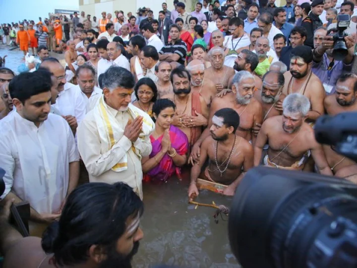 జ‌యేంద్ర స‌ర‌స్వ‌తి దగ్గరుండి ఆంధ్ర సీఎం చంద్రబాబుతో కృష్ణా పుష్క‌ర స్నానం...(ఫోటోలు)